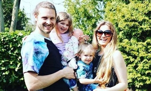 Vợ chồng Anh từ bỏ mọi thứ để đưa con đi khắp thế giới