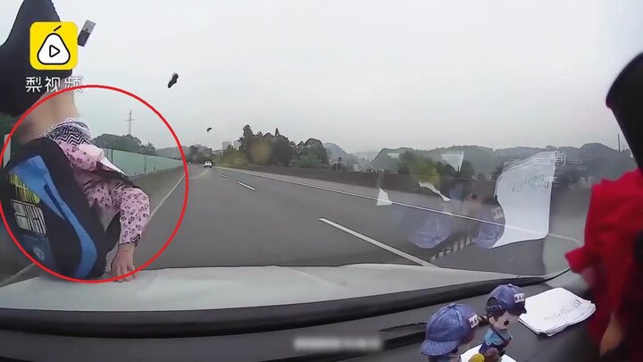 Clip: Cụ bà băng qua cao tốc, bị ô tô tông bay người