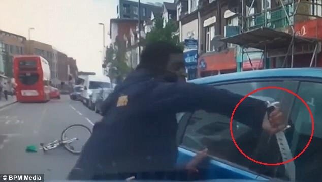 Clip: Va chạm giao thông, người đi xe đạp rút dao điên cuồng chém ô tô