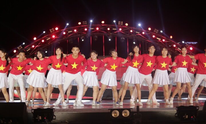 DIFF 2018 tràn căng sức trẻ với flashmob 'Nhịp bước thanh xuân'