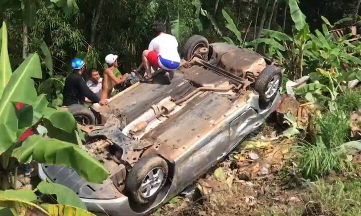 Sau cú tông trực diện, 2 ô tô lao xuống vực sâu