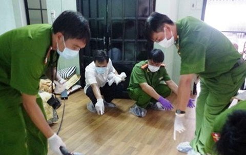 Đến phòng bạn gái chơi, thanh niên bị người lạ xông vào chém chết