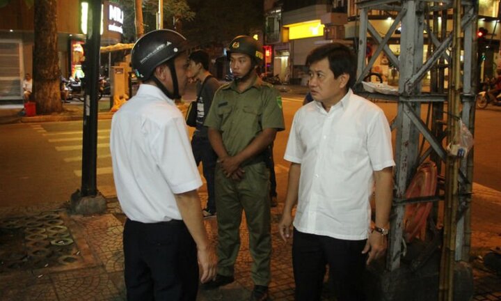 Clip: Giữa đêm, ông Đoàn Ngọc Hải một mình đi dẹp vỉa hè