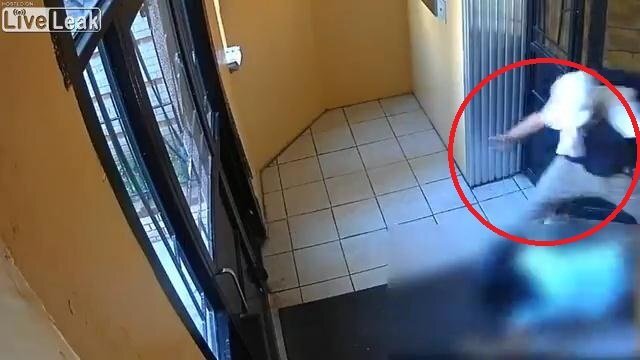 Clip: Côn đồ đạp mặt bé gái, cướp iPhone giữa ban ngày