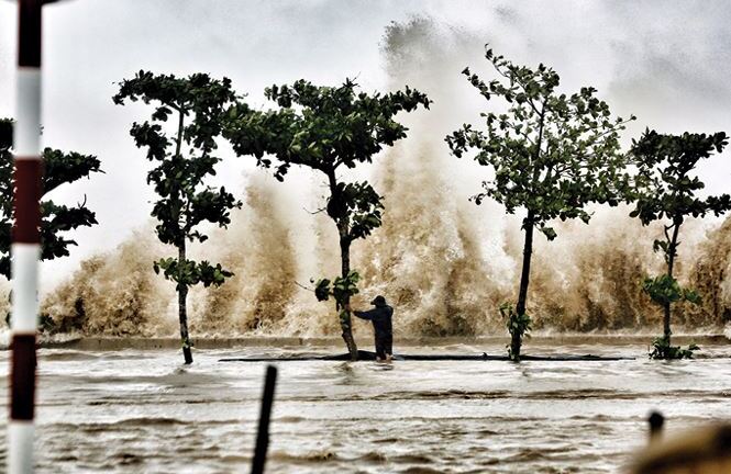 Bão số 2 đang hoành hành trên Biển Đông
