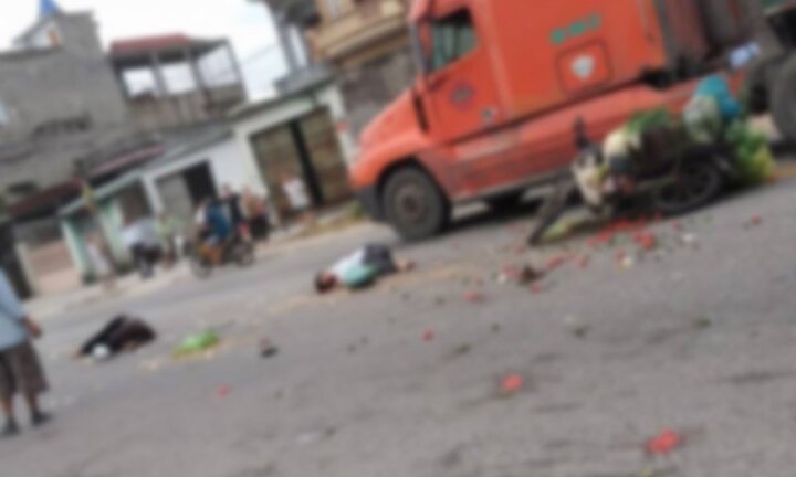 Đi bán rau, hai vợ chồng thương vong dưới bánh xe container