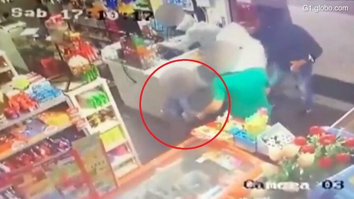 Clip: Bé trai 6 tuổi xông vào cứu bố khỏi tên cướp có súng