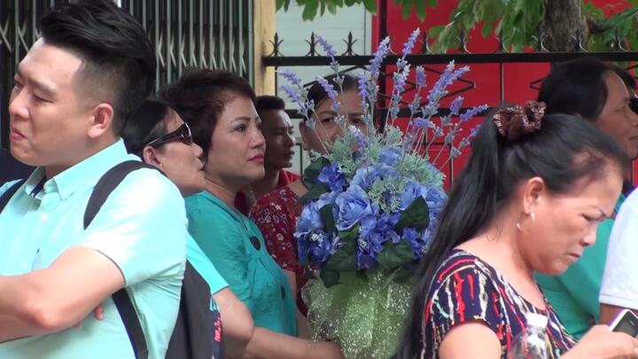 Video: An ninh thắt chặt, dân mang hoa đến dự phiên tòa tuyên án bác sỹ Lương