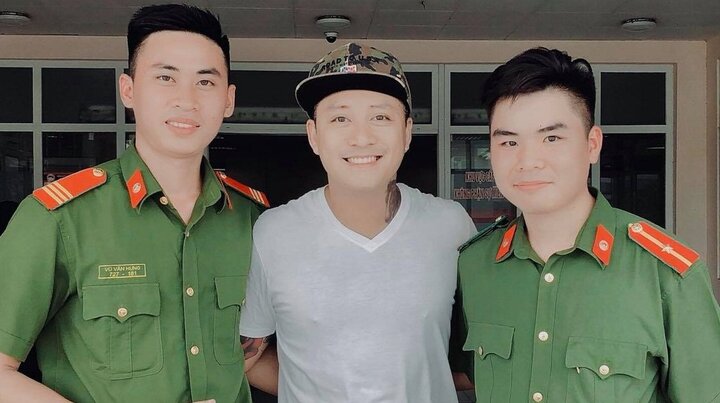 Tuấn Hưng dừng xe giữa đường, đưa người gặp tai nạn vào viện