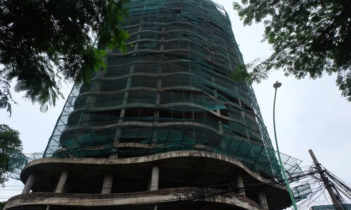 Clip: Kỳ lạ tòa nhà bỏ không, trở thành bãi rác ở nơi giá đất lên tới nửa tỷ đồng/m²