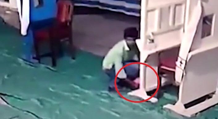 Bị chê cười vì đẻ quá nhiều, ông bố mang con đi bỏ