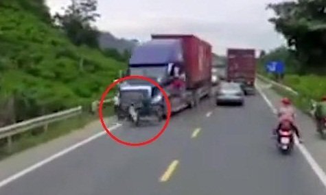 Clip: Sang đường kiểu cảm tử, người đi xe máy bị container đâm chết thảm