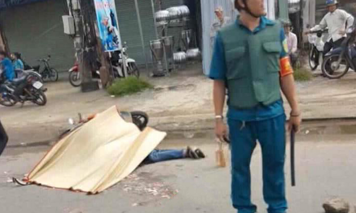 Xe máy đâm mạnh vào xe ben, 1 người văng xuống đường chết thảm