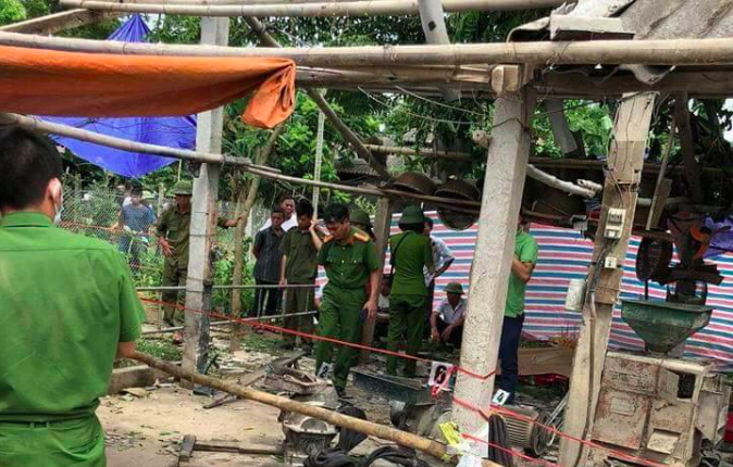 Máy xay xát nổ, 2 người thiệt mạng trong căn nhà cấp 4 vỡ vụn