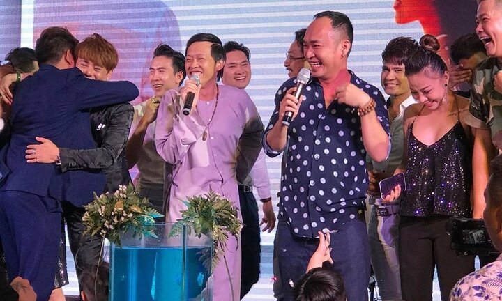 Video: Lần hiếm hoi Hoài Linh vừa hát vừa nhảy, quậy tưng bừng trên sân khấu