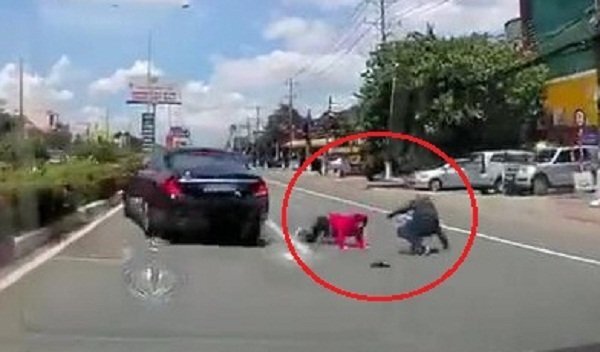 Clip: Mercedes đánh lái xuất thần, 2 người đi xe máy thoát chết trong gang tấc