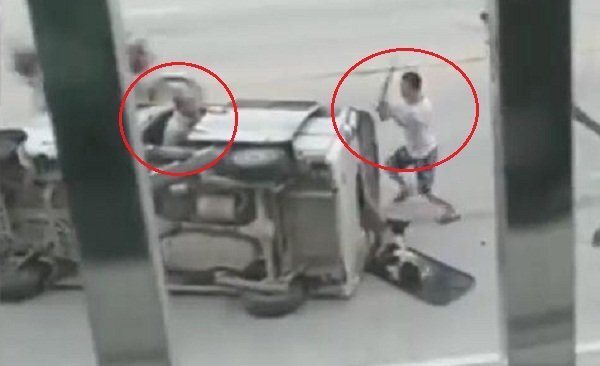 Clip: Cẩu tặc bị chủ chó đâm lật xe, vác gậy đánh nhừ tử
