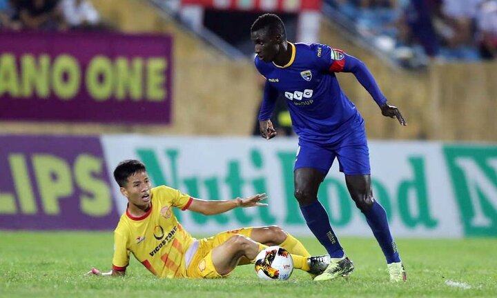 Đánh nguội cầu thủ Nam Định, đội trưởng FLC Thanh Hóa nhận án phạt nặng