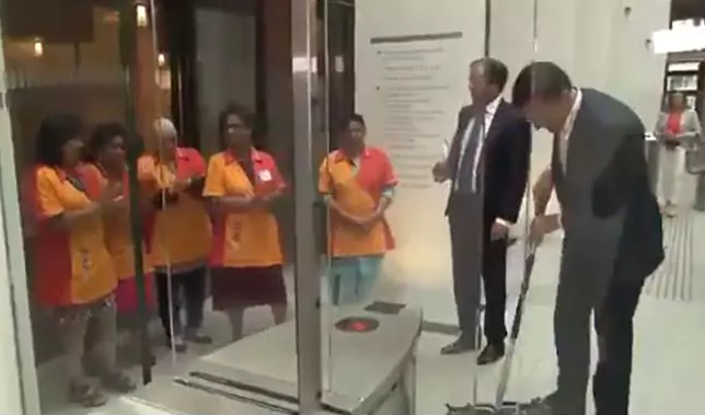 Video: Làm đổ cà phê, Thủ tướng Hà Lan loay hoay lấy chổi tự lau sàn