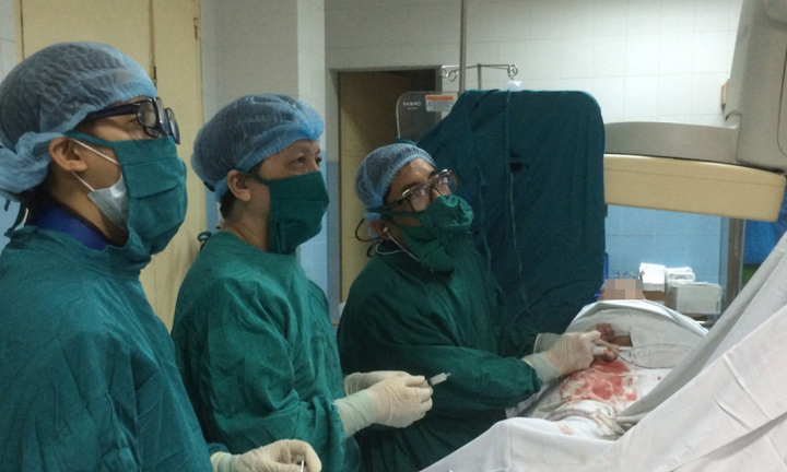 Can thiệp nội mạch giúp nữ bệnh nhân mang bướu mỡ 'khủng' thoát nguy kịch