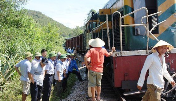 Băng qua đường sắt, người phụ nữ lái xe máy thoát chết hi hữu