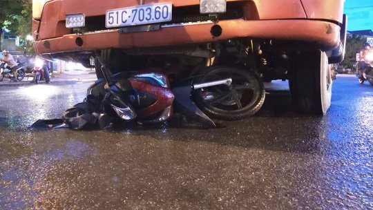 Chồng say chở vợ trên xe máy bị xe đầu kéo cuốn vào gầm