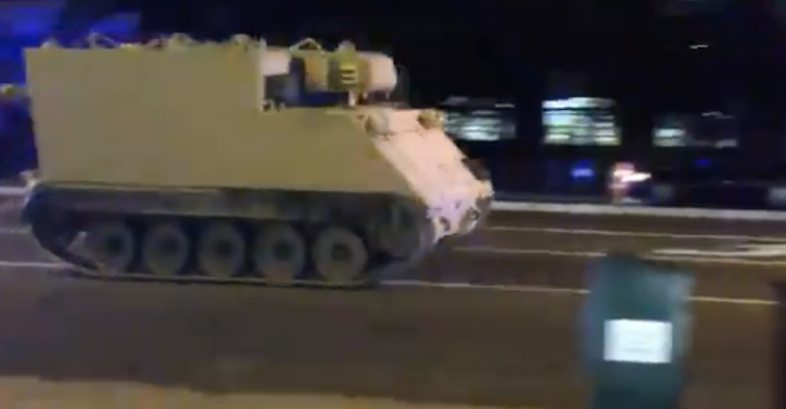 Video: Binh sỹ Mỹ trộm xe bọc thép của quân đội, phóng như bay trên xa lộ