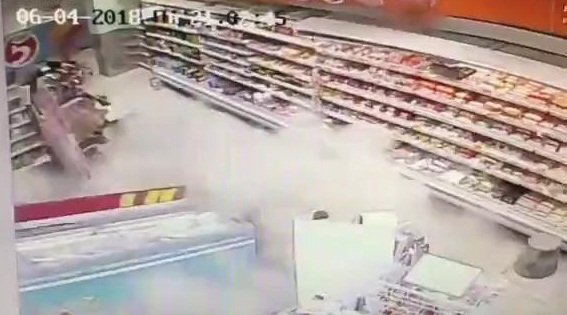 Clip: Nền nhà trong siêu thị bất ngờ sụt lún kinh hoàng