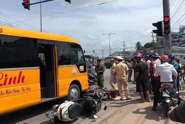 Ô tô khách tông hàng loạt xe máy đang chờ đèn đỏ, nhiều người bị thương nặng