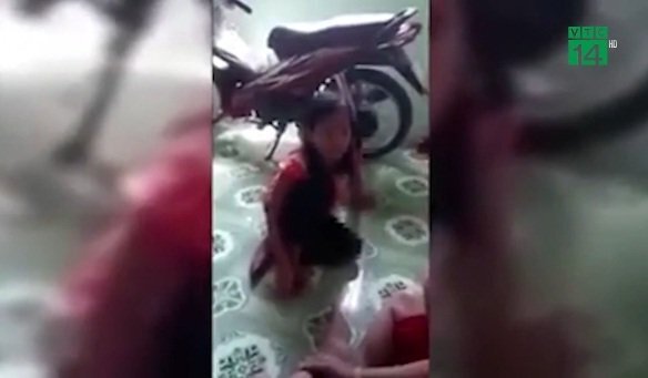 Clip: Bắt khẩn cấp người cha bị tình nghi xâm hại tình dục con gái ở Long An