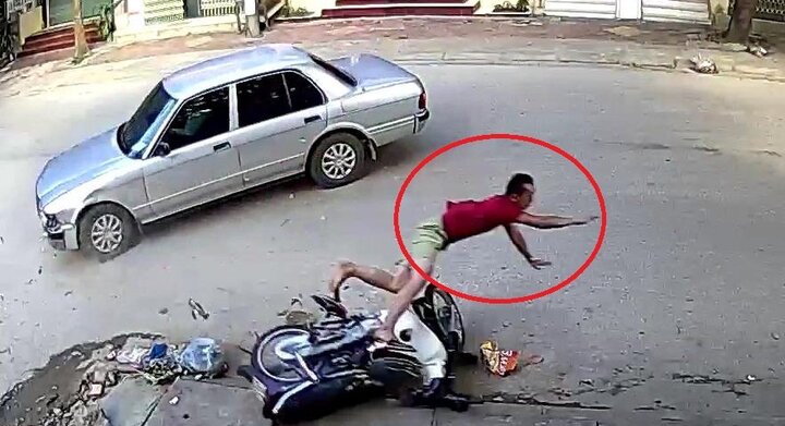 Clip: Ô tô sang đường như trong sân nhà, tông người đi xe máy bay xa