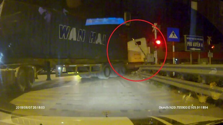 Clip: Barie đang hạ, 2 container vẫn cố chấp băng qua đường ray, thách thức 'tử thần'