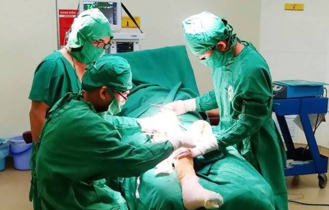 Chân phải ngắn hơn chân trái 4,2cm, nam thanh niên được phẫu thuật kéo dài chân