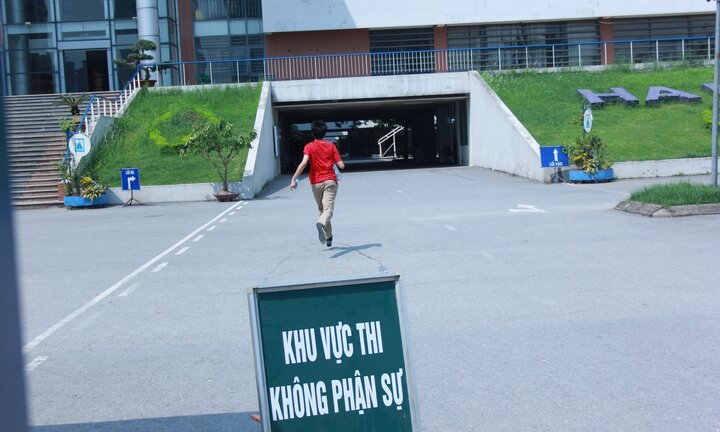 Tuyển sinh vào lớp 10 Hà Nội: Phụ huynh và học sinh hốt hoảng vì nhầm địa điểm thi