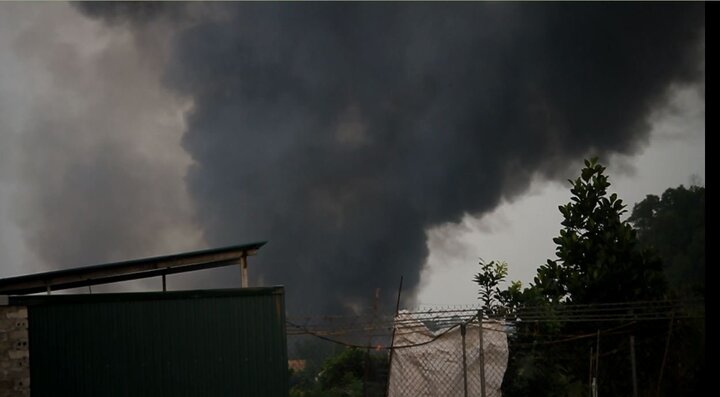 Video: Rùng mình chứng kiến 'vòi rồng khói' đen kịt ở làng tái chế rác Hưng Yên