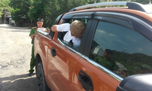 Gửi xe ở bãi đỗ, trộm đập vỡ kính ôtô lấy điện thoại Vertu