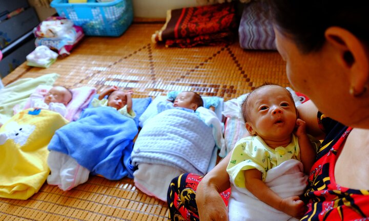 Sản phụ Nghệ An sinh 4: 'Tôi phải ngủ ngồi, cắt ngắn tóc, ăn đứng để tiết kiệm thời gian'