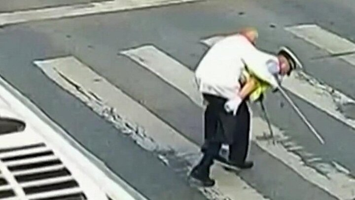 Clip CSGT cõng cụ già sang đường gây bão mạng