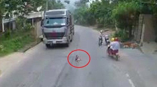 Clip: Hoảng hồn bé trai ra giữa đường ngồi, hai xe tải phải phanh gấp