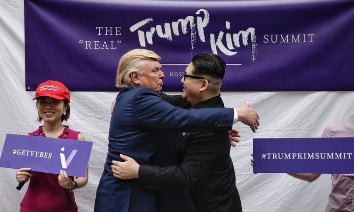 ‘Bản sao Trump – Kim’ thân thiết khuấy động Singapore trước thềm hội nghị thượng đỉnh