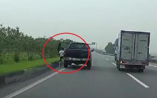 Clip: Ngang nhiên dừng ô tô bán tải ở làn trái cao tốc để đi vệ sinh