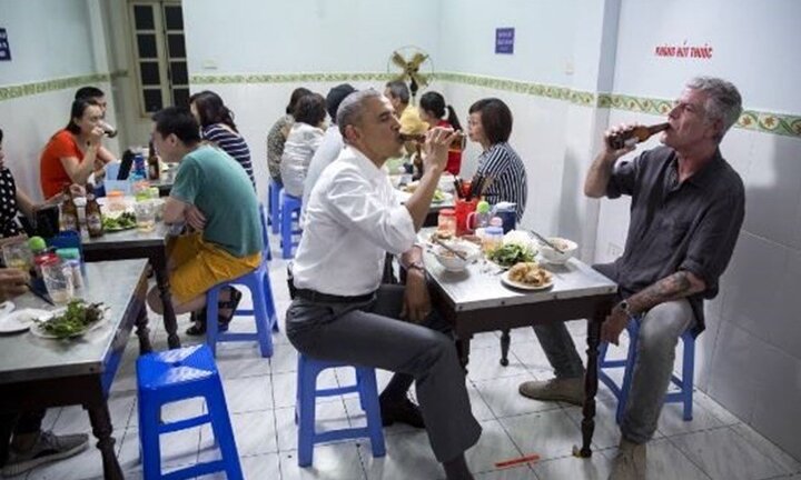 Clip: Obama chia sẻ kỷ niệm 'ăn bún chả Hà Nội' với đầu bếp vừa tự tử