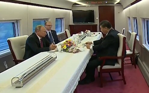 Video: Putin và Tập Cận Bình uống trà trên tàu cao tốc Trung Quốc