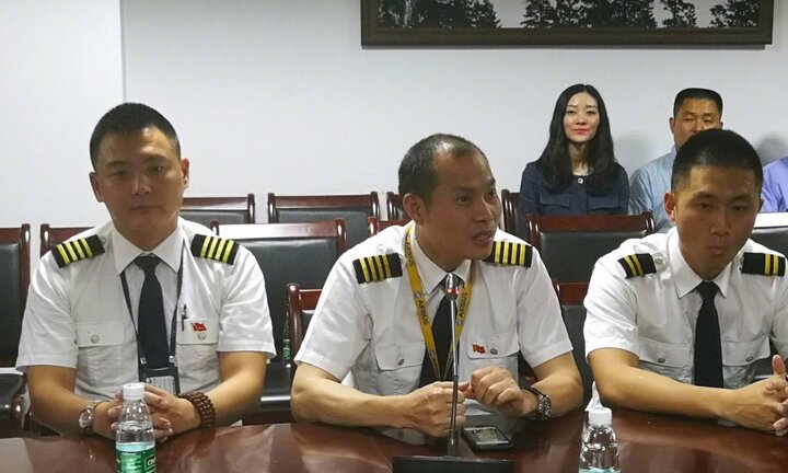 Cứu sống 119 người khi máy bay gặp nạn giữa trời, cơ trưởng được thưởng gần 18 tỷ đồng