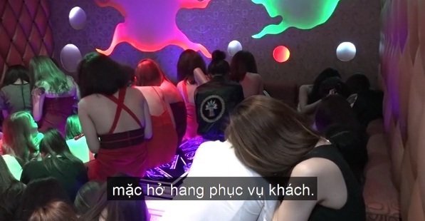 Video: Hơn 100 tiếp viên nữ ăn mặc khêu gợi trong quán karaoke ở TP.HCM