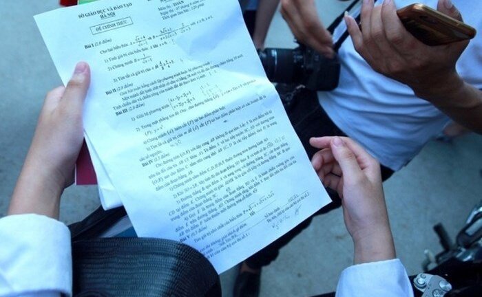 Thầy giáo tuồn đề thi vào lớp 10 ra ngoài bị đình chỉ công tác 30 ngày