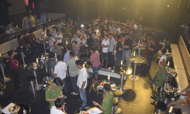 Đột kích tụ điểm ăn chơi xứ Huế, bắt quả tang nhiều vũ nữ ăn mặc hở hang múa cột