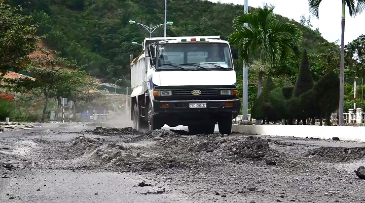 Ảnh: Xe tải chạy ngày đêm băm nát đường ven biển Nha Trang