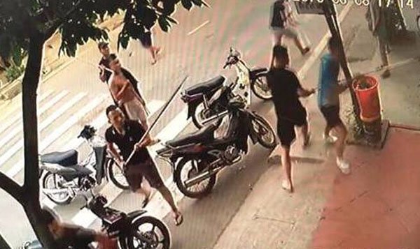 Video: Côn đồ truy sát dã man 2 cha con ở Hải Dương