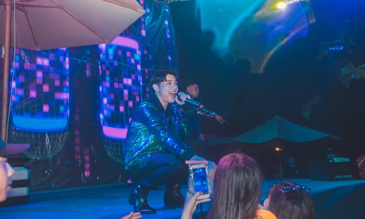 Thỏa sức bơi, mặc sức chơi, giới trẻ Hạ Long quậy tưng bừng với Noo Phước Thịnh đêm 9/6